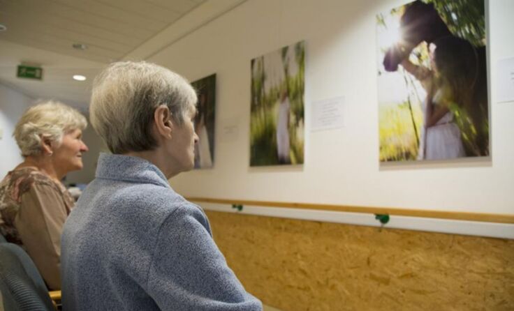 Die Bilder sollen die Bewohner anregen, sich Geschichten auszudenken. *Foto: Gruber