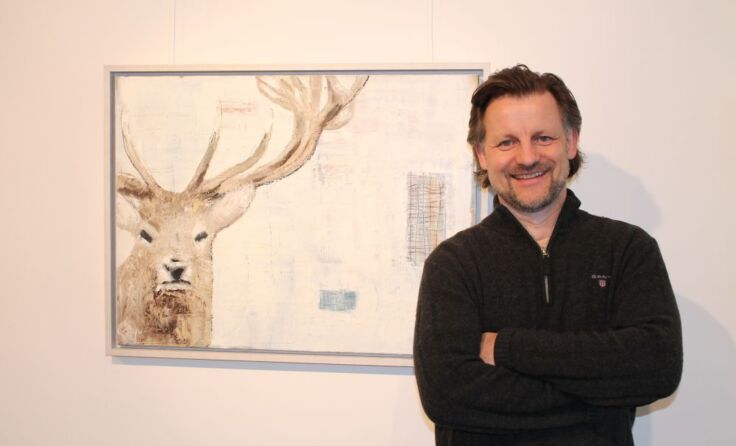 Dirk Balke mit einem seiner beliebten Hirschmotive. *Foto: Wiesinger