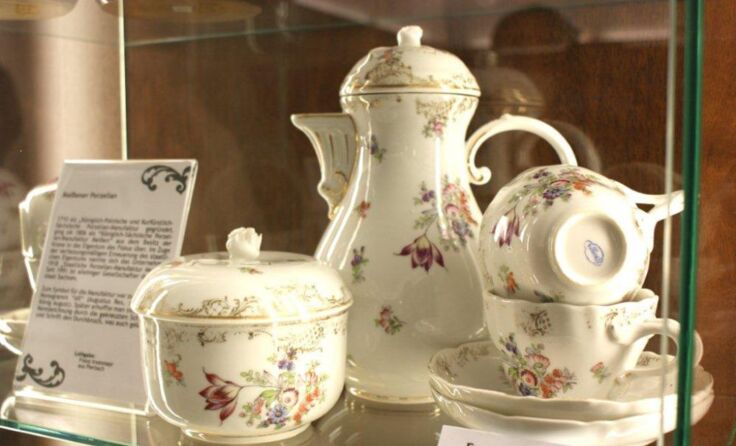 Das Häferlmuseum in Pierbach zeigt Raritäten von Häferl, Kaffee- und Teeservice.
