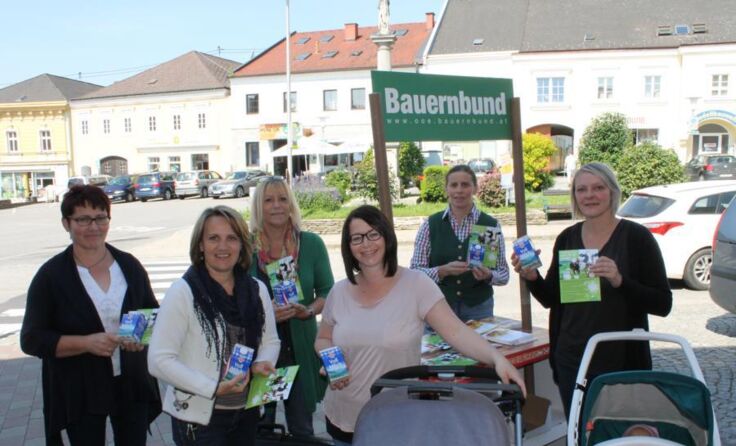 Bezirksbäuerin Johanna Miesenberger und Ortsbäuerin von Hagenberg, Maria Riepl verteilen Milch.