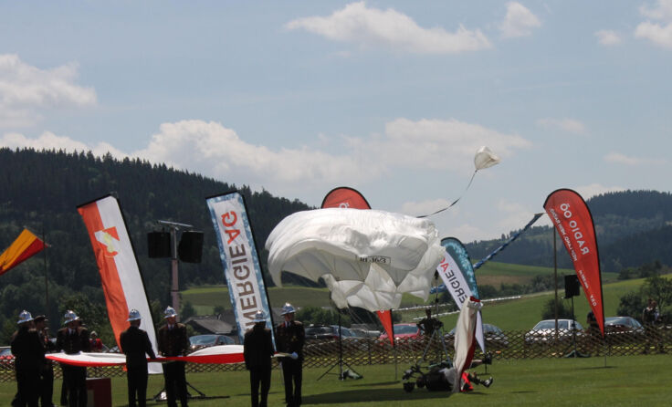 Dem Fallschirmspringer ist zum Glück nichts passiert. *Fotos: Wiesinger