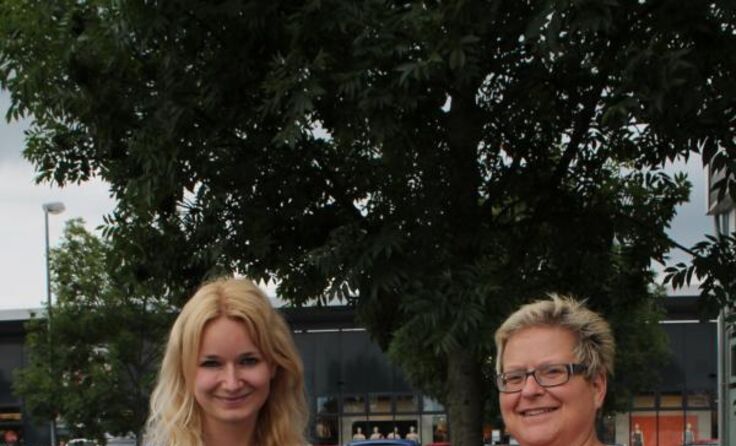 Tips-Glücksengerl Michaela Maurer (l.) übergibt den Gewinn an Karin Bindreiter. (Foto: Wiesinger)