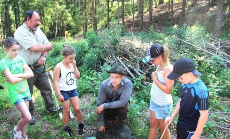 Die Schüler erkundeten den Wald mit Hilfe der Jägerschaft.