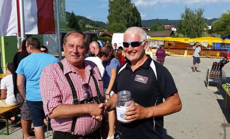 Bürgermeister Alois Punkenhofer (l.) übergibt das Geld an Frank Peter Kofler (r.)