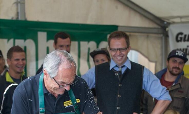 Bürgermeister Scheuwimmer beim Bieranstich. Fotos: Erwin Pils