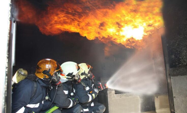 Einsatzkräfte übten für den Ernstfall im Brandsimulationscontainer. Foto: Erwin Summerauer
