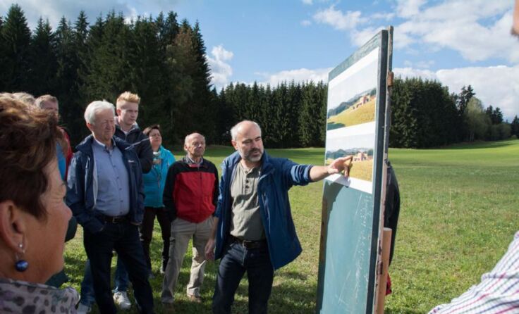 Der derzeitige Stand der Trassenplanung wurde den Wanderern erklärt. Fotos: Simon Gruber