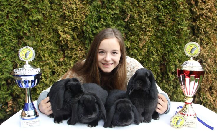 Sandra Peirlberger mit ihren schwarzen Schlappohren und den gewonnenen Trophäen.