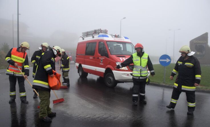 Die Feuerwehren mussten die Ölspur binden. Fotos: Johann Auer, FF Mitterbach 