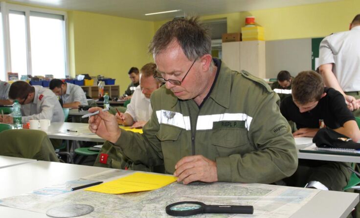 Paul Riepl (FF Hagenberg) bei der schriftlichen Prüfung