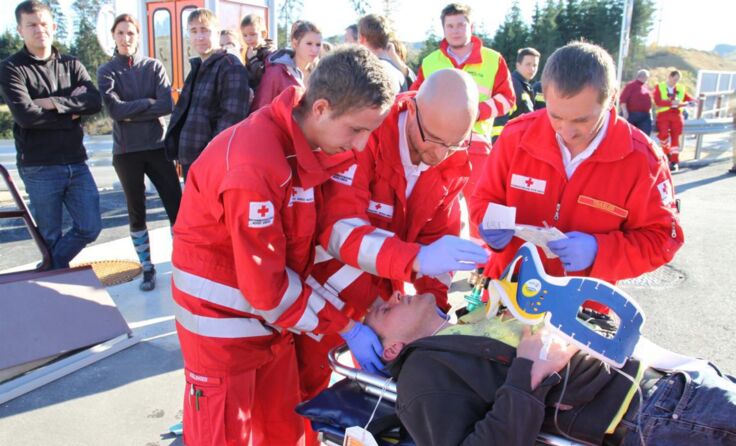 Notarzt und Rettungssanitäter versorgen den Verletzten. Fotos: Erwin Summerauer