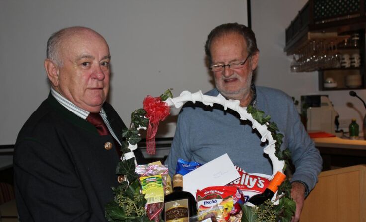 Einen Geschenkkorb überreicht Helmut Czekal (r.) dem scheidenden Obmann.
