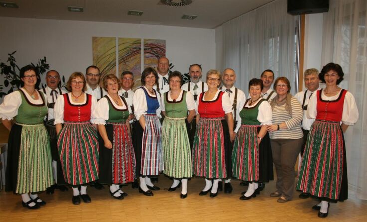 Die Volkstanzgruppe mit der Organisatorin Gertrude Kralik 