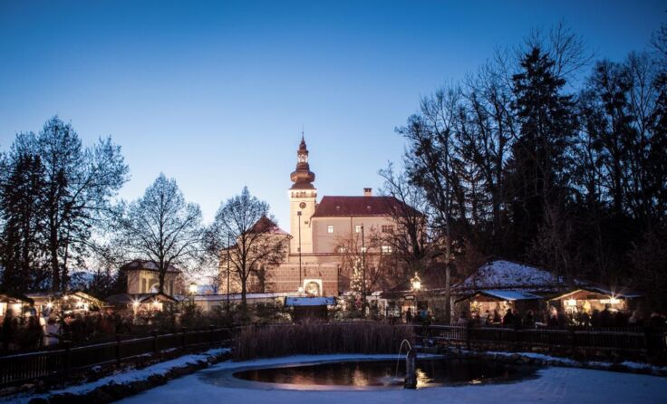 Das Schloss Weinberg versprüht weihnachtliche Atmosphäre im Dezember. Foto: Kurt Hörbst