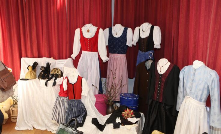 Gut angenommen wurde die Trachtenausstellung der Goldhaubengruppe. Foto: John Egger