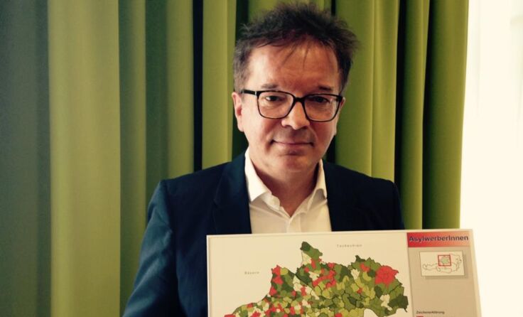 Landesrat Rudi Anschober (Grüne) mit der Asylquartiers-Landkarte. Foto: Land OÖ/ Pichler