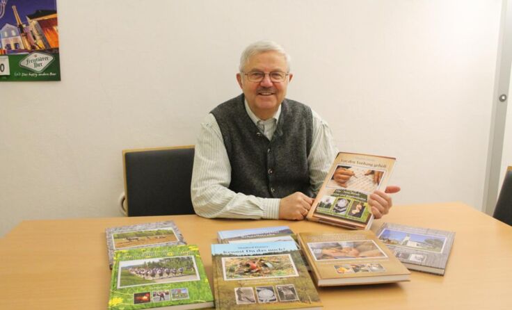 Manfred Danner mit seinen sieben Fotobüchern Foto: Wiesinger