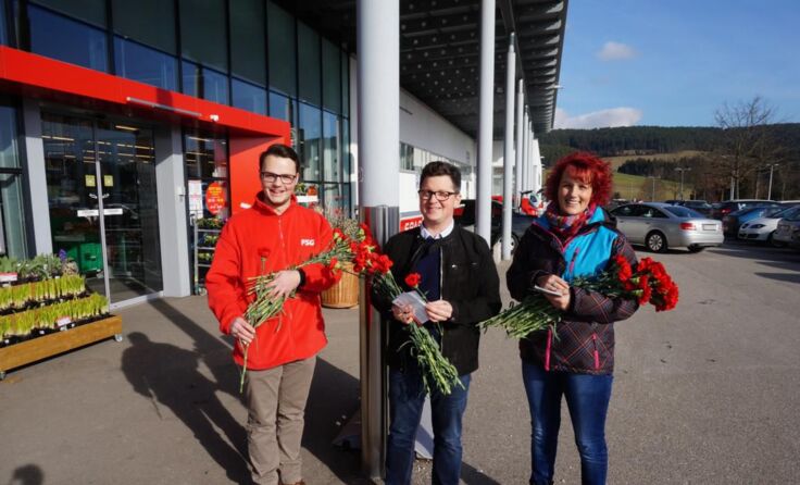 Anlässlich des Frauentages verteilten SPÖ-Funktionäre Nelken an Passantinnen.