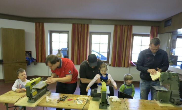 Viel Freude hatten die Kinder beim Basteln mit ihren Vätern.