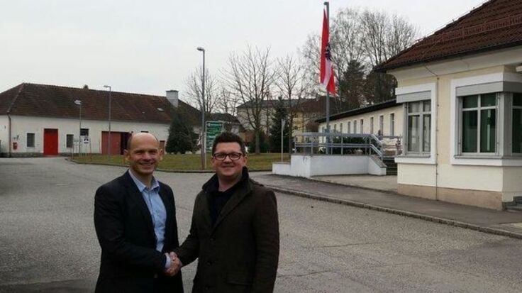 Reinhard Atteneder und Michael Lindner vor der gesicherten Tilly-Kaserne. Fotos: SPÖ