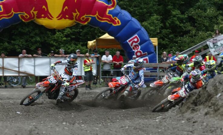 Michael Sandner, Startnummer 766, führte bereits in der Startkurve. Foto: www.supercross.at