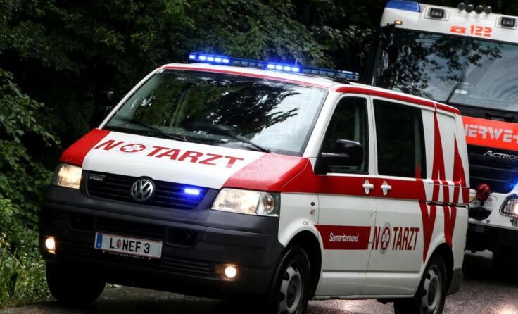 Ersthelfer, Rettung und Notarzt konnten den Musiker wiederbeleben. Symbolfoto: Weihbold