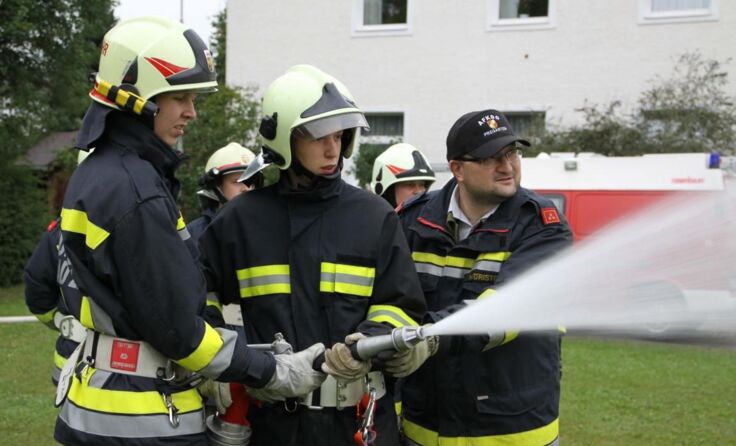 Hauptbrandinspektor Jerome Wörister (rechts) schult die Einsatzkräfte Fotos: Summerauer