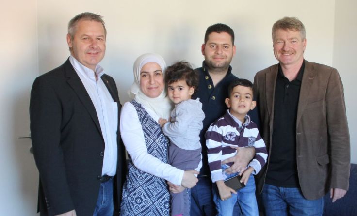 Lionsclub Präsident Karl Zollhuber (l.) und Hermann Pils (r.) mit der syrischen Familie.