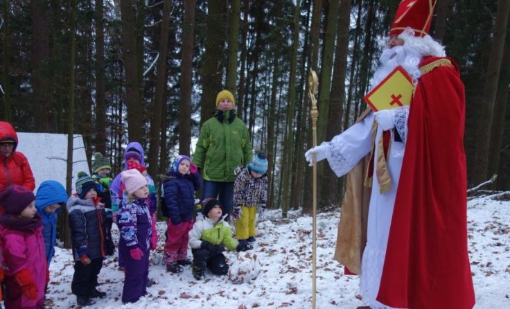 Der Nikolaus überraschte die Kinder im Wald