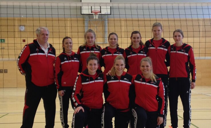 Die fesch eingekleideten Pregartner Volleyballerinnen