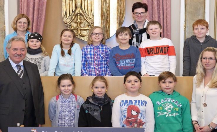 LTP Sigl mit der 4. Klasse der Volksschule Waldburg Foto: Land OÖ/Kauder