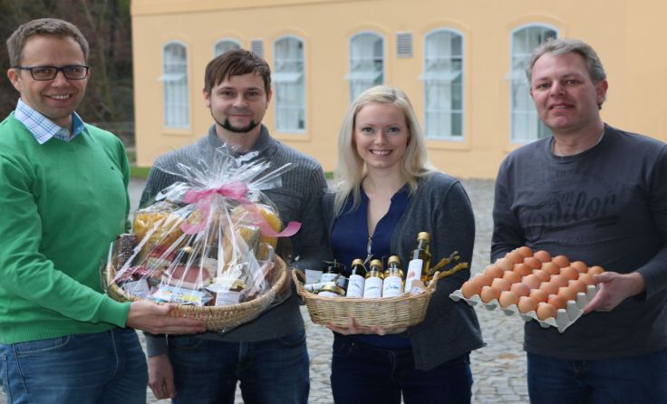 Vizebürgermeister Fritz Robeischl, Jürgen und Gerlinde Vater, Obmann Alexander Bruckner (v.l.)