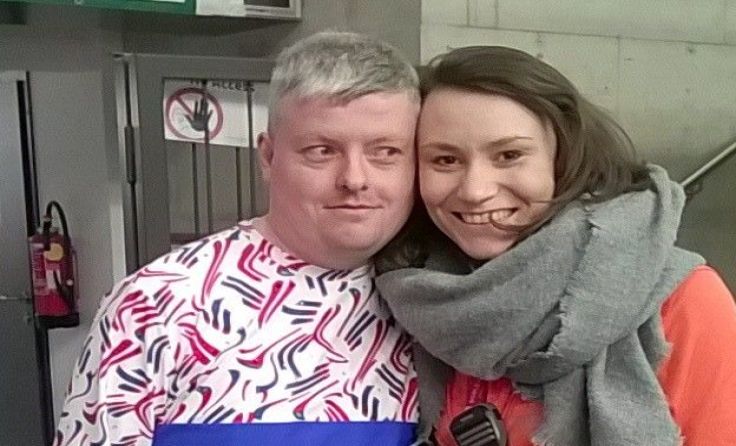 Volunteer Beate Klösch mit Jonathan McSalley, einem britischen Athleten.