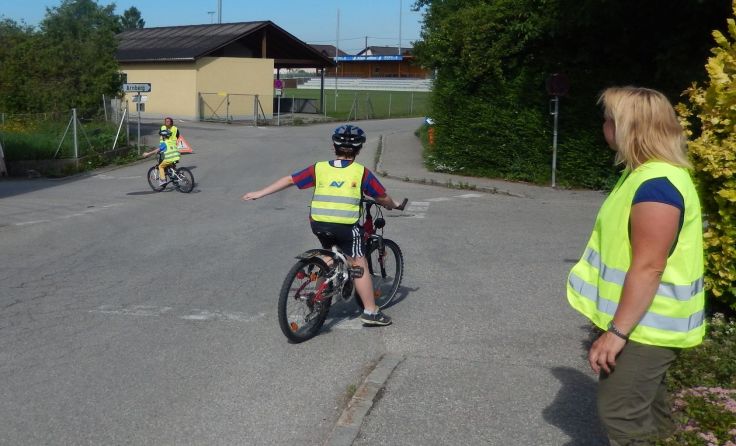 Verkehrserziehung und das richtige Verhalten am Schulweg wird in Wartberg groß geschrieben.