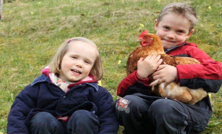 Magdalena und Benedikt Raml kennen sich mit Hühnern aus! Foto: Markus Barth