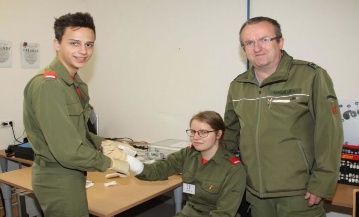 Alois Kapplmüller (rechts) prüfte die Nachwuchslöschmeister in Erster Hilfe Fotos: Summerauer