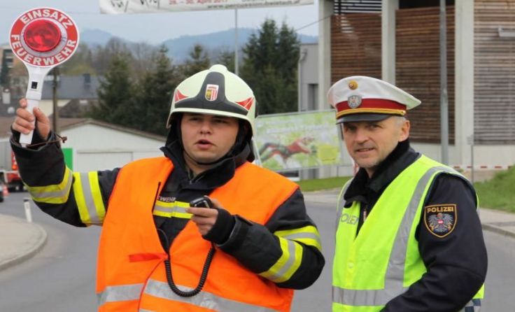 Manfred Riepl (rechts) schulte die Verkehrsregler der Feuerwehr Fotos: Summerauer