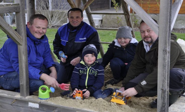Das ÖAAB Team mit Lukas und Lena Neuhold bei der frisch befüllten Sandkiste. Foto: ÖAAB Rainbach