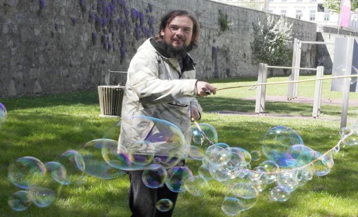 Roland Drachta begeistert Kinder und Erwachsene mit seinen Seifenblasen. Foto: Wiesinger