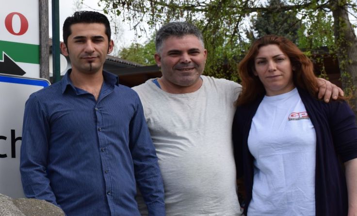 Bürgermeister Stefan Weißenböck (l.) mit Gasthauspächter Mulla Kayalibal (und seinem Personal)