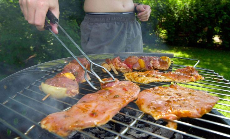 Beim Grillen verletzen sich häufig Männer. Foto: Wodicka