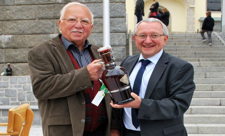 Erich Stütz (l.) erhält ein kleines Dankeschön von Bürgermeister Franz Xaver Hölzl.