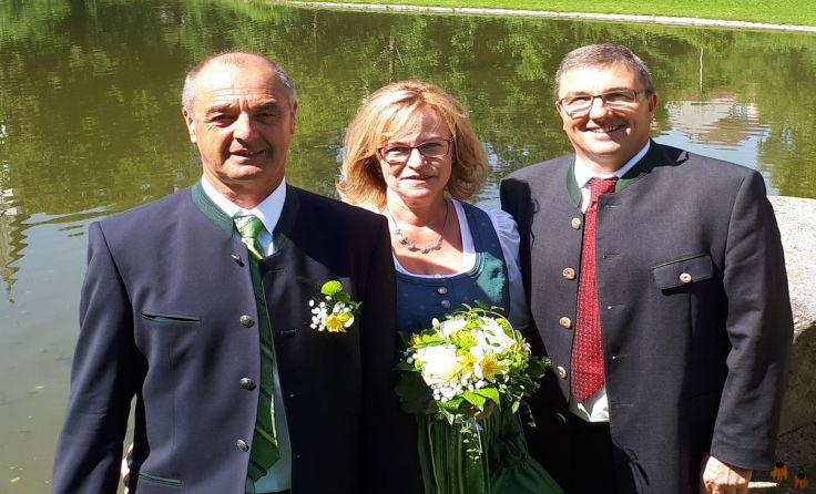 Das Hochzeitspaar mit TV-Geschäftsführer Hans Hinterreither (r.)