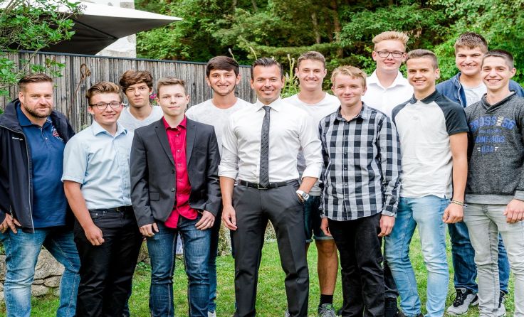Herbert Steinmetz und Christian Wimberger mit neuen Lehrlingen beim Sommerfest.