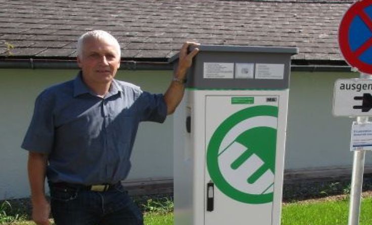 Bürgermeister Hubert Koller freut sich über die neue Ladestation.