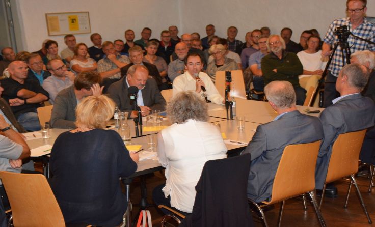 Experten diskutierten mit dem Publikum über E-Mobilität.