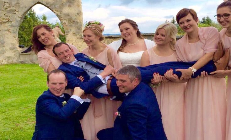 Braut Lisa Wernitznig und ihre bridesmaids lassen Ehemann Ian Wallace hochleben.