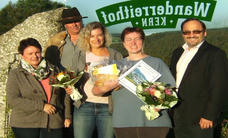 Bgm Johannes Hinterreiter-Kern (r.) bedankte sich bei Tanja Höbermann (2.v.r)