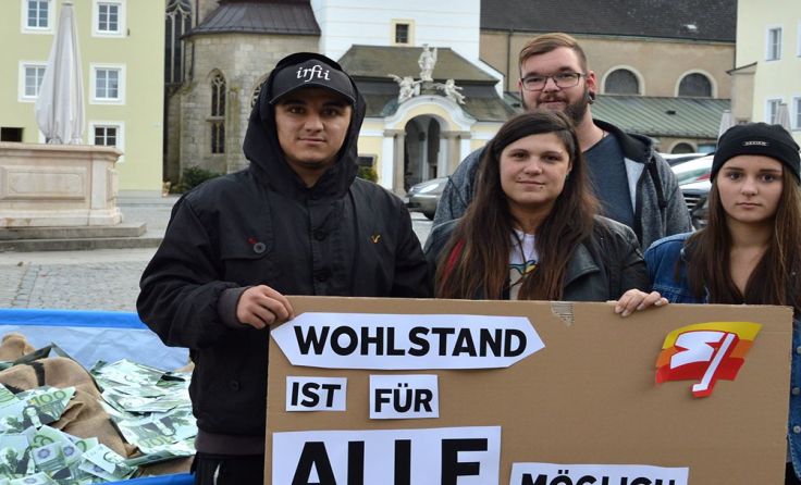 Mit einem Pool voller Geld machte die SJ auf ihre Aktion aufmerksam. Foto: SJ OÖ 