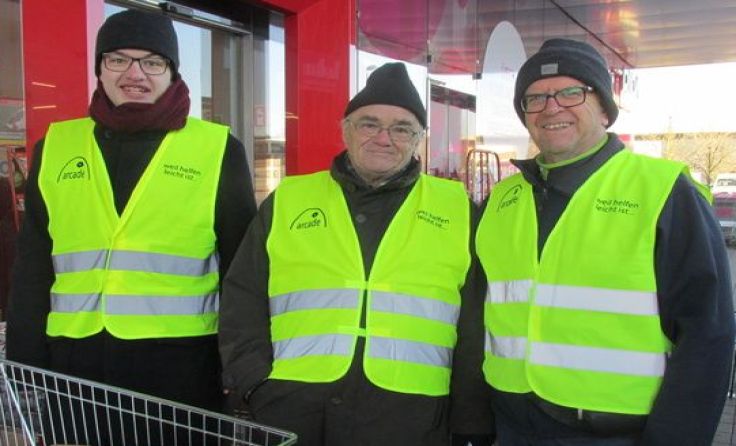 Zahlreiche ehrenamtliche Helfer sammeln Warenspenden für die Kunden des Sozialmarktes "arcade".